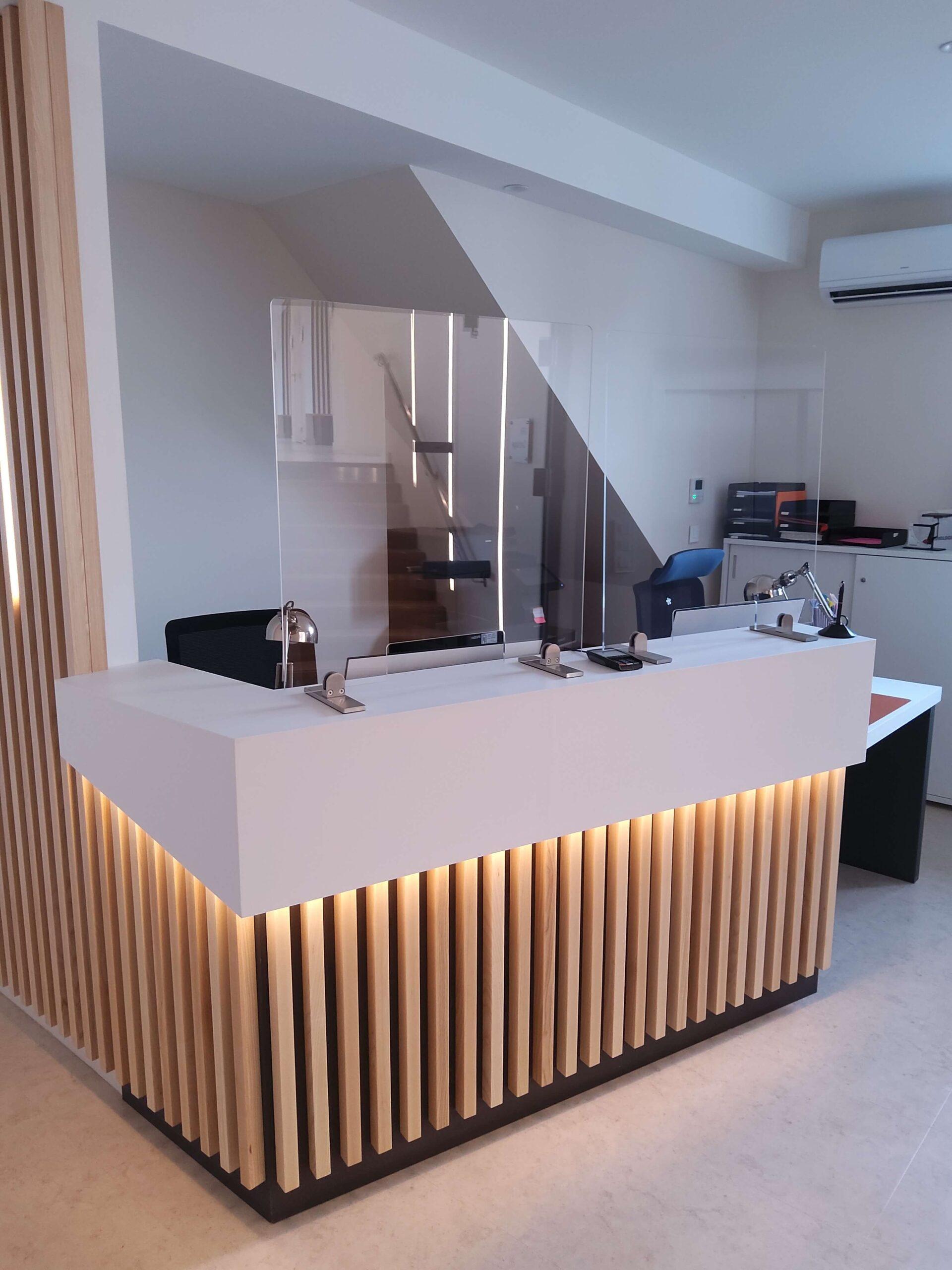 menuiserie-en-bois-accueil Menuiserie en bois de la réception, tasseaux décoratifs en frêne massif verni avec incrustation de rubans LED.