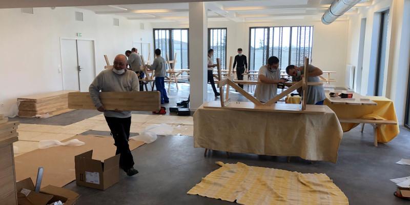 Photo 2 de l'intégration d'une équipe ESAT à l'équipe PL Agencement, dans l'atelier - Menuiserie & Agencement intérieur
